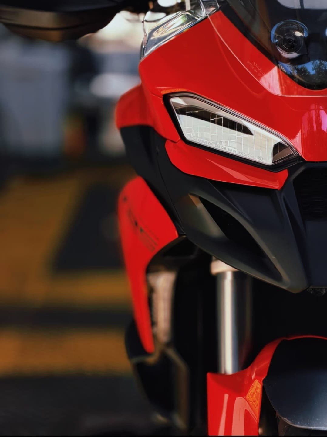 Ducati Multistrada V2 S Red 2026 en exposicion Ducati, vista frontal tres cuartos.