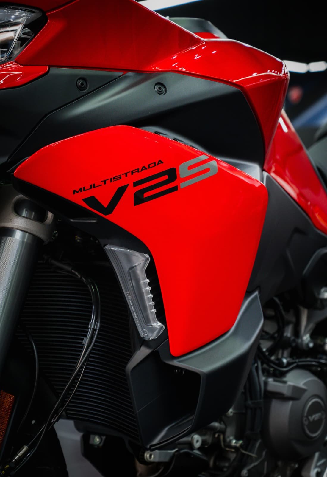 Ducati Multistrada V2 S Red sobre caballete en showroom Ducati.