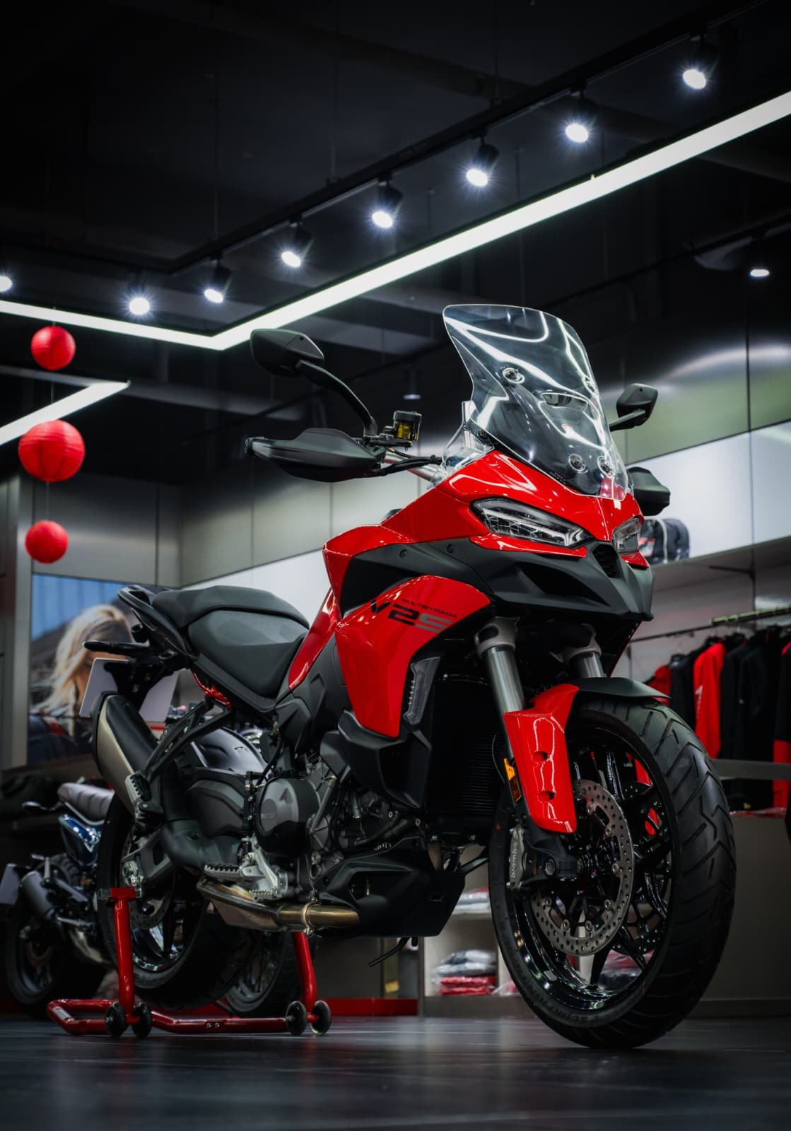 Tren delantero de la Ducati Multistrada V2 S Red con rueda, freno Brembo y horquilla.